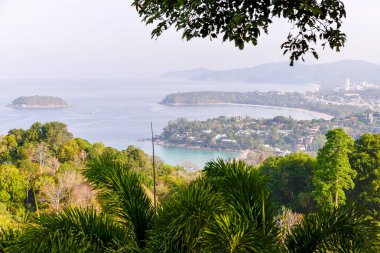 Deniz, plaj, dağlar yükseklikten görüntülemek