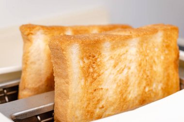tost makinesi içinde beyaz ekmek kızarmış parçalar