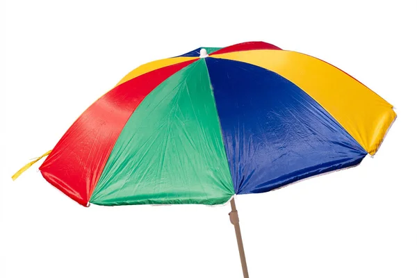 Πολύχρωμο ομπρέλα παραλίας από τον ήλιο απομονωμένο φόντο — Φωτογραφία Αρχείου