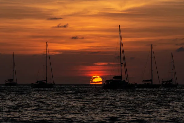 Siluetter av yachter i havet vid solnedgången — Stockfoto