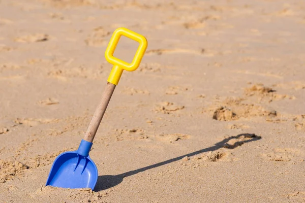 Children's shovel for playing in the sand on the beach — Stock Photo, Image