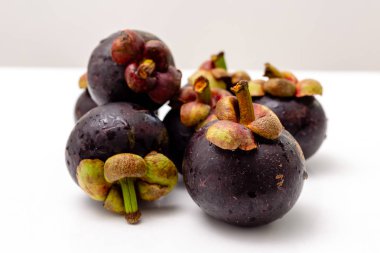 Beyaz bir masada tropikal meyve mangosten