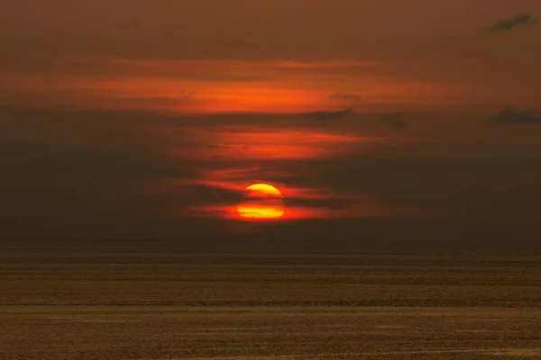 Сонячний захід сонця на морі — стокове фото