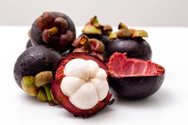 Beyaz bir masada tropikal meyve mangosten