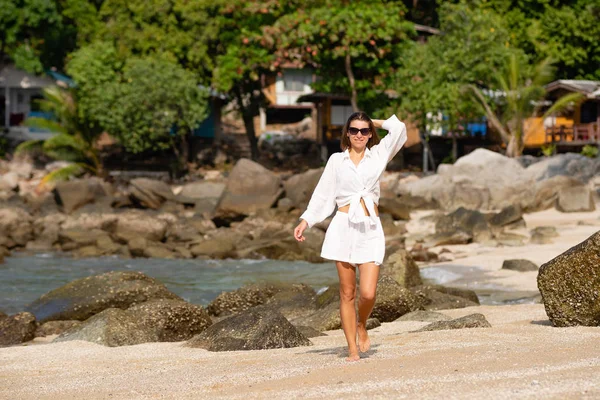 Chica en pantalones cortos blancos en la playa — Foto de Stock