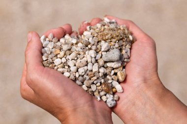 kadınsı elinde kalp simgesi