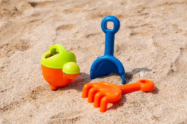 Plaj üzerinde oynamak için plastik kepçe, komisyon ve sulama olabilir