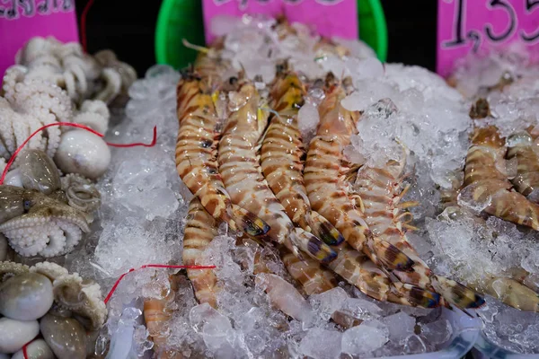 Fresh shrimp in the traditional fresh seafood market, Thailand — Stock Photo, Image