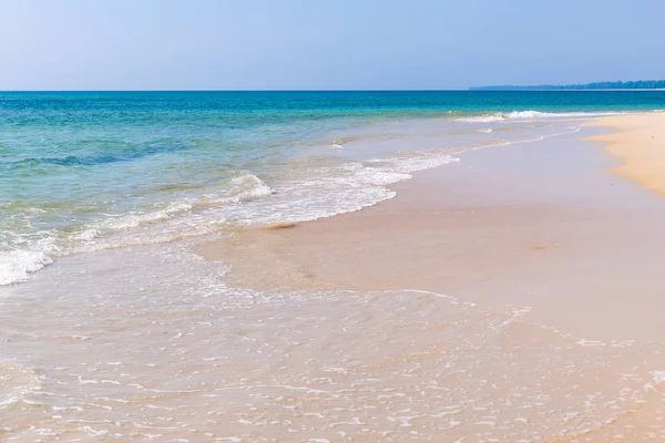 Морские волны на песчаном берегу — стоковое фото