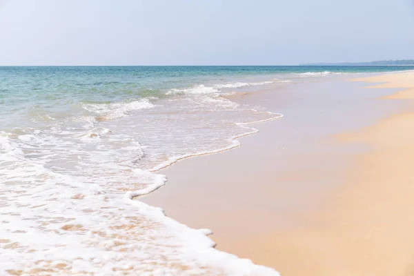Морські хвилі на піщаному березі — стокове фото