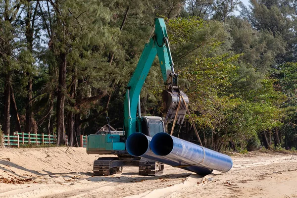 Escavatore porta tubo sulla sabbia del mare — Foto Stock