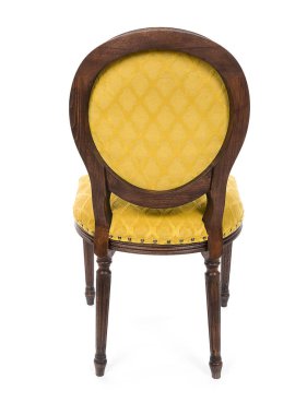 Gölge arka görünümü ile beyaz izole arka plan üzerinde sarı dokulu döşeme ve koyu oyma bacaklar ile yumuşak ahşap sandalye