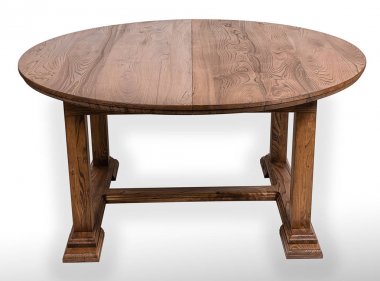 Gölge ile beyaz arka plan üzerinde pahalı maun büyük büyük yemek masası