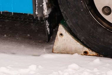 Bir kamyonun tekerleği altında metal stop, otobüs yakın çekim