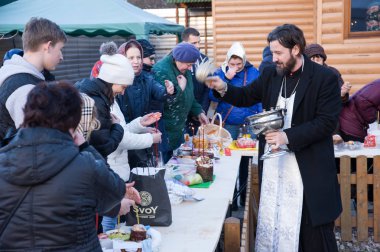 Moskova / Rusya -19 04 2018: Hıristiyan Hamuryonu kutlaması, tapınağın yanında Paskalya kek ve yumurta kutsama