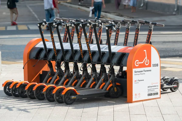 Moskova / Rusya - 13 09 2018: elektrikli scooter şehir kiralama