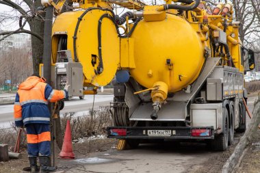 Moskova, Rusya - 04 01 2019: Mosvodokanal işçileri kanalizasyondan su pompıyor