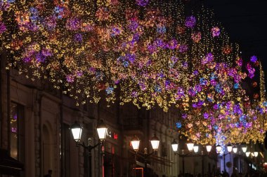 Moskova, Rusya - 04 29 2019: Kuznetsky akşam ışığında en çok sokak