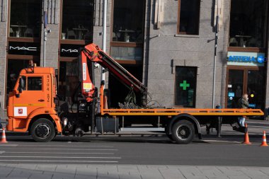 Moskova, Rusya - 04 29 2019: Tverskaya caddesinde çekici kamyonu 9 Mayıs 2019'da zafer geçit töreninin provası öncesinde