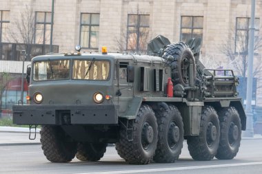 Moskova, Rusya - 04 29 2019: 9 Mayıs zafer geçit töreninin provası. Tverskaya caddesinde askeri teçhizat