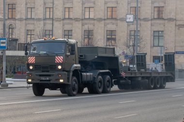 Moskova, Rusya - 04 29 2019: 9 Mayıs zafer geçit töreninin provası. Tverskaya caddesinde askeri teçhizat
