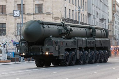 Moskova, Rusya - 04 29 2019: 9 Mayıs zafer geçit töreninin provası. Tverskaya caddesinde askeri teçhizat