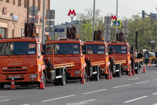 Moskau, russland - 29.04.2019: kolonne von abschleppwagen auf der twerskaja straße vor der probe der siegparade am 9. mai 2019 — Stockfoto