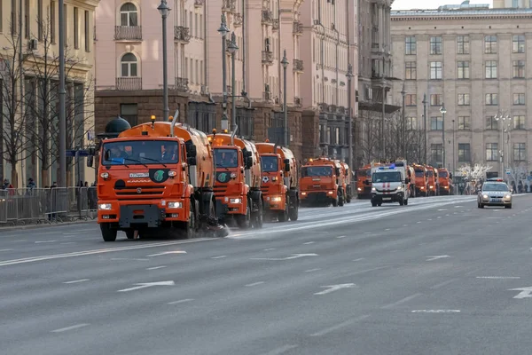 Moskau, russland - 29.04.2019: Kommunalfahrzeuge waschen die Straße in der Twerskaja Straße vor der Generalprobe der Siegesparade am 9. Mai 2019 — Stockfoto