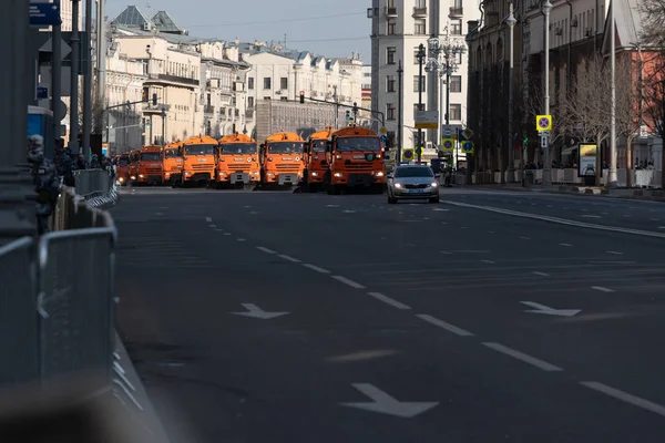 Moskau, russland - 29.04.2019: Kommunalfahrzeuge waschen die Straße in der Twerskaja Straße vor der Generalprobe der Siegesparade am 9. Mai 2019 — Stockfoto