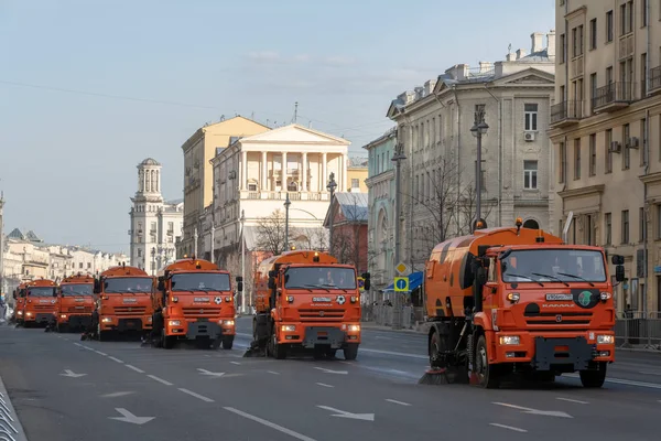 Moskau, russland - 29.04.2019: Kommunalfahrzeuge waschen die Straße in der Twerskaja Straße vor der Generalprobe der Siegesparade am 9. Mai 2019 — Stockfoto