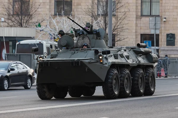 Москва, Росія-04 29 2019: репетиція параду перемоги 9 травня. Військова техніка на Тверській вулиці — стокове фото