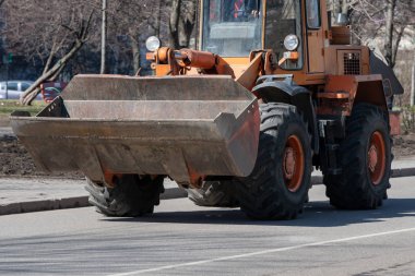 Buldozer utility yolda sürmek