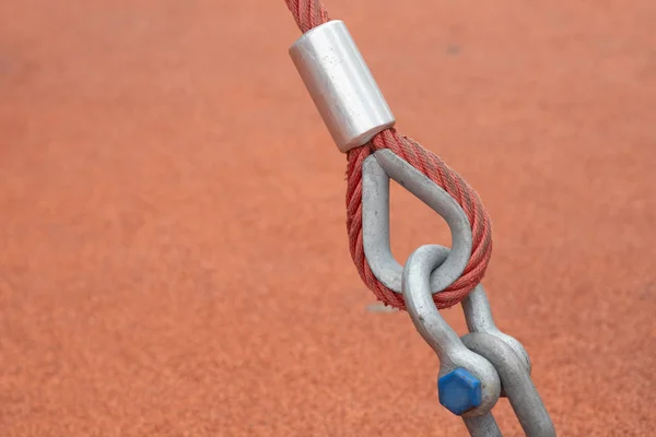 用压接金属环紧固纺织绳。带铝压接离合器的 Tross 连接到钢环。连接到金属环的张紧吊索. — 图库照片