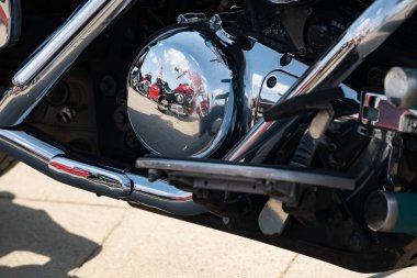 Kırmızı motosiklet diğer motosiklet krom detayları yansıyan, konsept