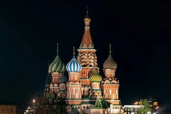 Moskau russland 29.04.2019: St.-Basilius-Kathedrale auf dem Roten Platz bei Nacht. Die Basilikum-Kathedrale ist eine der Hauptattraktionen von Moskau. Alte Architektur Moskaus bei Nacht. — Stockfoto