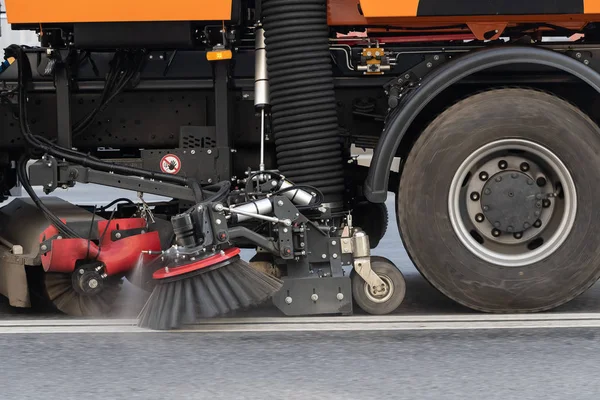 Straat Sweeper nozzles en borstels close-up tijdens het rijden — Stockfoto