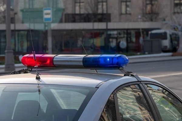 Червоно-синій сигнал світла на даху поліцейського автомобіля — стокове фото