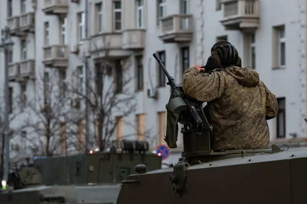 Tankwart auf dem Panzer neben dem Maschinengewehr, der Blick zurück auf die Wespe — Stockfoto