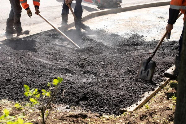 Pembangun jalan meletakkan Asphalt-Teamwork. Sepertiyangbisabekerjaannyauntukbekerja. d. Kerikil aspal panas, tingkat pekerja . — Stok Foto