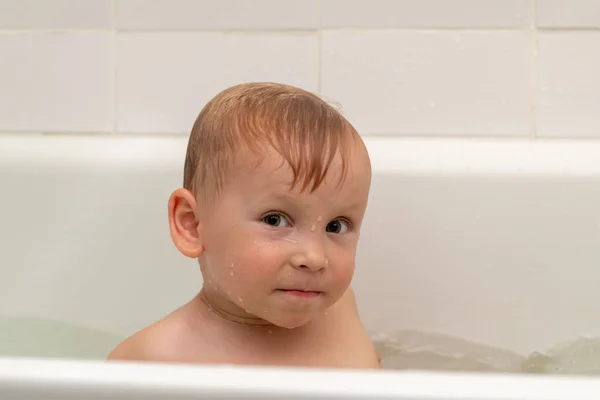 Menino 3 anos de idade banhos no banho — Fotografia de Stock