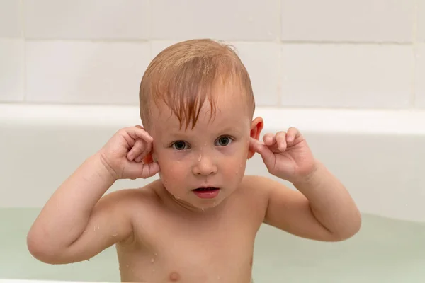 Menino 3 anos de idade banhos no banho — Fotografia de Stock