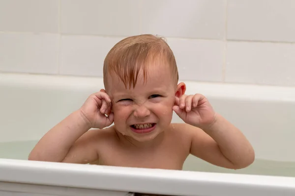 Menino 3 anos de idade banhos no banho — Fotografia de Stock