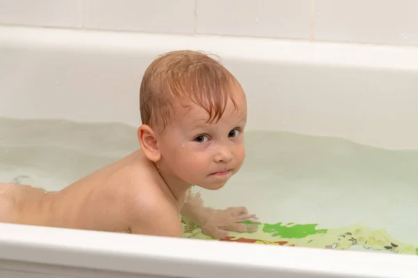 Menino 3 anos de idade banhos no banho — Fotografia de Stock