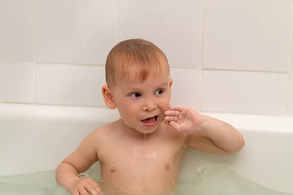 Niño pequeño 3 años de edad se baña en el baño —  Fotos de Stock