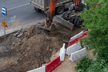 yeni asfalt döşemeden önce bir ekskavatör ile eski asfalt arazi ve enkaz temizleme