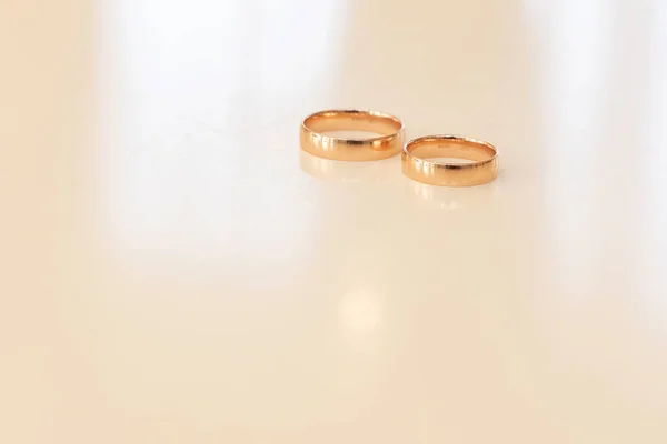 Noivado de casamento anéis de ouro na mesa — Fotografia de Stock