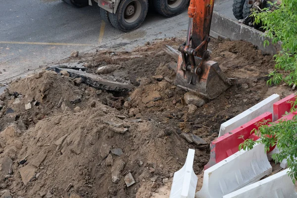 Pulizia del terreno e detriti di asfalto vecchio con un escavatore prima della posa di nuovo asfalto — Foto Stock