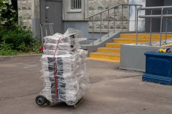 Stack of new Newspapers near the entrance to the apartment building — Stock Photo, Image