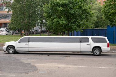 beyaz bir streç limuzin sokak boyunca