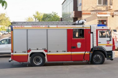 Moskova, Rusya - 27.05.19: Kırmızı itfaiye aracı yol boyunca park
